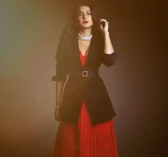 ਜੈਨੀਫਰ ਵਿੰਗੇਟ ਨੇ ਹਾਲ ਹੀ 'ਚ ਇੰਸਟਾਗ੍ਰਾਮ 'ਤੇ ਆਪਣੀ ਤਸਵੀਰ ਸ਼ੇਅਰ ਕੀਤੀ ਹੈ। ਇਸ ਤਸਵੀਰ 'ਚ ਅਦਾਕਾਰਾ ਦਾ ਸਟਾਈਲਿਸ਼ ਲੁੱਕ ਦੇਖ ਕੇ ਪ੍ਰਸ਼ੰਸਕ ਦੀਵਾਨੇ ਹੋ ਰਹੇ ਹਨ।