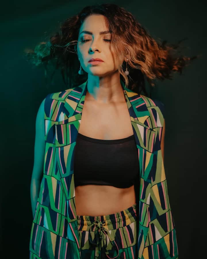 सोनाली या फोटोमध्ये मल्टिकलरड्रेस मध्ये दिसत आहे, हेवी मेकअप करून तिने तिचा लूक पूर्ण केलाय.(photo:sonalee18588/ig)