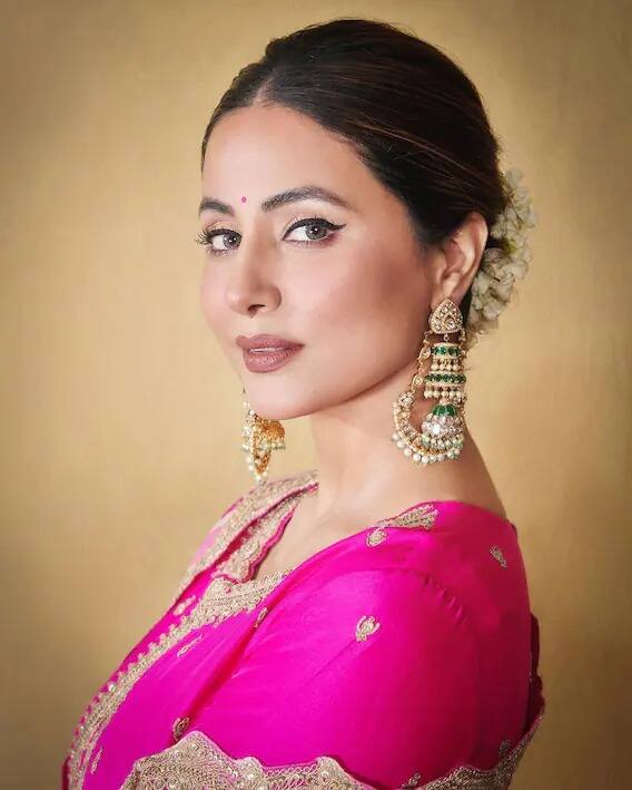 ਹਿਨਾ ਦੇ ਇਸ ਐਥਨਿਕ ਲੁੱਕ 'ਤੇ ਪ੍ਰਸ਼ੰਸਕ ਪਿਆਰ ਦੀ ਵਰਖਾ ਕਰ ਰਹੇ ਹਨ। ਲੋਕ ਉਸਦੇ ਸੋਹਣੇ ਚਿਹਰੇ ਵਿੱਚ ਗੁਆਚ ਗਏ ਸਨ।