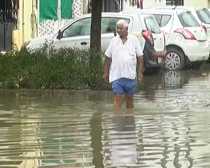 રાજ્યમાં આજે સુરત, ડાંગ, તાપી, નવસારી, વલસાડ, દમણ, દાદરાનગર હવેલી, આણંદ, વડોદરા, છોટા ઉદેપુર, નર્મદા, ભરૂચ, અમરેલી, ભાવનગર, ગીર સોમનાથ, દીવ, અમદાવાદ, ખેડા, પંચમહાલ, દાહોદ, પોરબંદર, જૂનાગઢ અને દ્વારકામાં અતિભારે વરસાદ વરસી શકે છે.