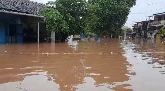 Navsari : 500થી વધુ ઘરોમાં ઘૂસી ગયા પાણી, લોકો ઘર છોડી મંદિરમાં રહેવા બન્યા મજબૂર