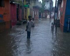 Rajkot Rains: રાજકોટમાં વહેલી સવારથી ધોધમાર વરસાદ, ઘરમાં પાણી ઘૂસતાં લોકોની હાલત બની કફોડી, જુઓ તસવીરો