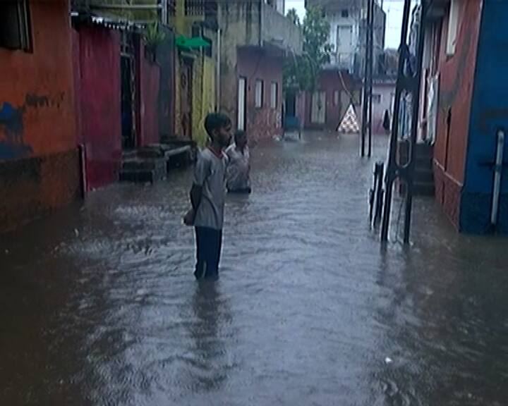 રાજકોટમાં ધોધમાર વરસાદ પડી રહ્યો છે. ભારે વરસાદના કારણે રોડ રસ્તાઓ પાણી પાણી થયા છે. સોસાયટીઓની શેરીઓમાં નદી જેવો પાણીનો પ્રવાહ જોવા મળ્યો છે.