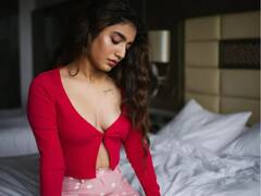 ડીપ નેક ટોપ પહેરીને Priya Prakash Varrierએ બેડરુમથી શેર કર્યા ગ્લેમરસ ફોટો