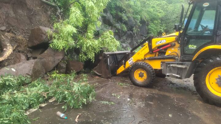 या घटनेची माहिती त्वरीत अग्निशमन दलाच्या नियंत्रण कक्षाला दिली. दगड हटविल्यानंतर वाहतूक पूर्ववत झाली.