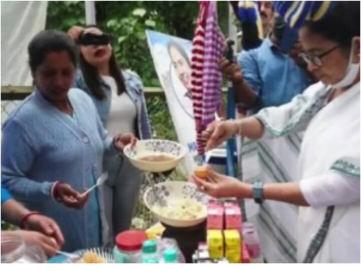 West Bengal CM Mamata Banerjee made pani puri during Darjeeling tour Mamata Banerjee: दार्जिलिंग के दौरे में सीएम ममता बनर्जी ने बनाई पानी पुरी, वायरल हुआ वीडियो