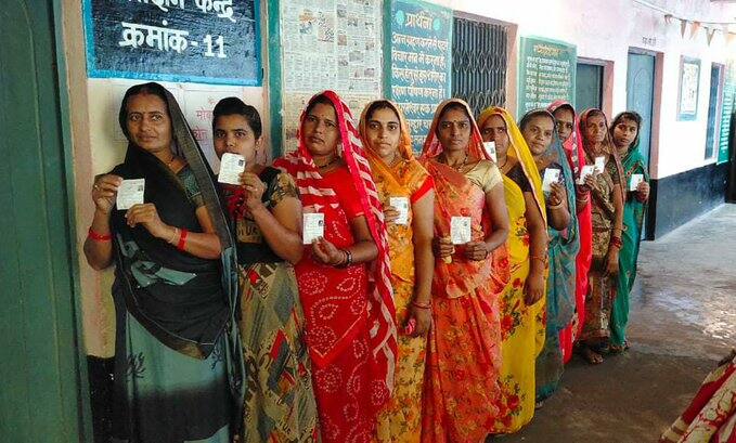 सिवनीमालवा के भीलपूरा के शासकीय प्राथमिक शाला में बनाए गए मतदान केंद्र पर वोट डालने पहुंची महिलाएं.
