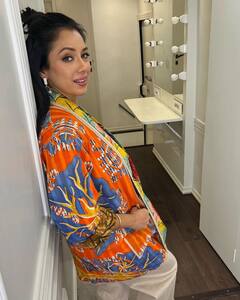 मल्टीकलर के आउटफिट में Rupali Ganguly का दिखा अतरंगी अवतार, स्टाइलिश लुक से फैंस को किया मदहोश