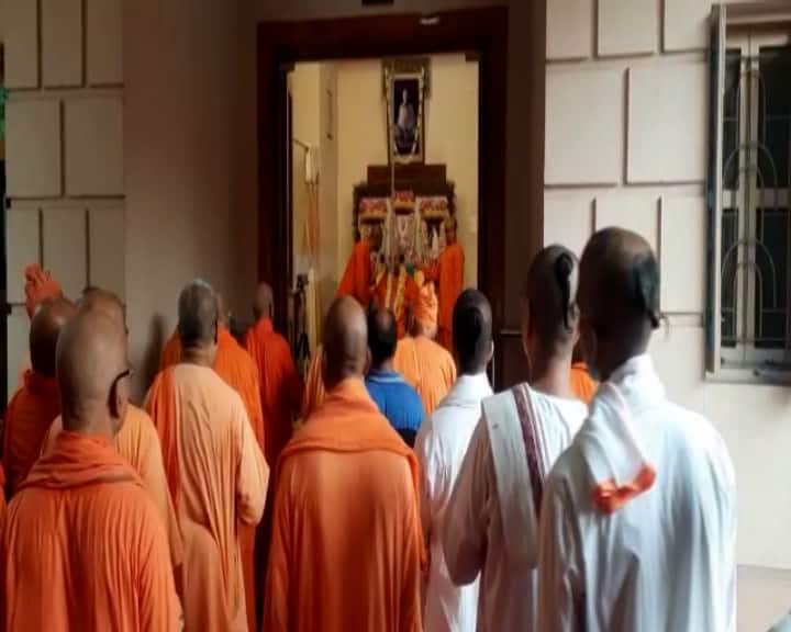 করোনার কারণে গত দু’বছর বেলুড় মঠে সেভাবে গুরুপূর্ণিমা পালিত হয়নি।  এ বছর তাই ভক্ত সমাগমও একটু বেশি ।