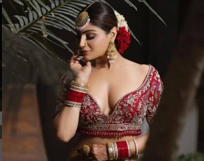 mika di vohti: actress akanksha puri shares her floral dress look pics મીકા દી વૉટીઃ મીકાની હીરોઇને ચિલ મૂડમાં કેફેની બહાર આપ્યા સુપર સ્ટનિંગ પૉઝ, તસવીરો વાયરલ