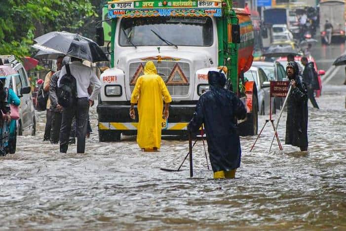 Traffic affected due to heavy rains in Mumbai, water filled in some low-lying areas Mumbai Rains News: मुंबई में लगातार हो रही भारी बारिश से यातायात प्रभावित, कुछ निचले इलाकों में भरा पानी