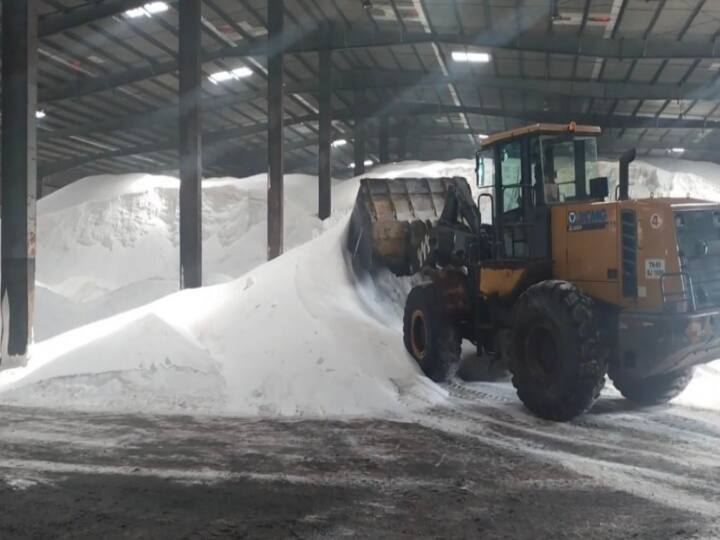 DAP and Urea deficiency affects the growth of crops in nagapattinam நாகை: டிஏபி மற்றும் யூரியா தட்டுப்பட்டால் குருவைப் பயிர்கள் வளர்ச்சியின்றி பாதிப்பு - விவசாயிகள் வேதனை