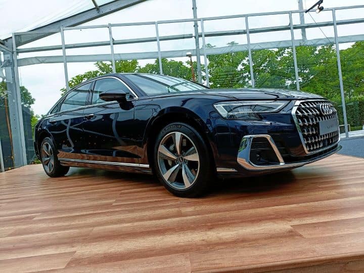 The new A8 L is available in 5-seater and 4-seater form. In terms of personalization, the new A8 L has options including 55 exterior colors, 8 interior colors, 7 wooden inlays and more.