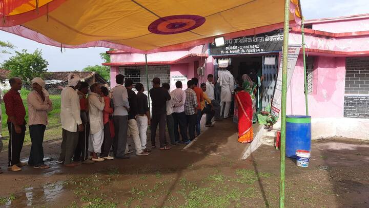 सिवनी जिले के नगर परिषद छपारा और केवलारी के मतदान केंद्रों पर भी मतदाताओं में उत्साह नजर आया.