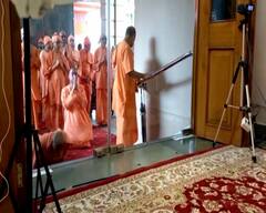 Guru Purnima 2022 : হাতে শ্বেতপদ্ম, সম্মুখে গুরুর প্রতিকৃতি, গুরুপূর্ণিমায় বেলুড় মঠে শ্রদ্ধার্পণ