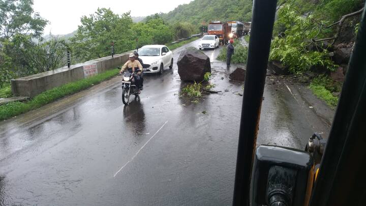 सुदैवाने या घटनेत कोणी जखमी झाली नाही. घाट रस्त्यात दगड पडल्याने वाहतूक काही विस्कळीत झाली होती.