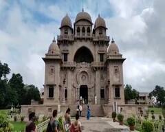 Guru Purnima 2022 : হাতে শ্বেতপদ্ম, সম্মুখে গুরুর প্রতিকৃতি, গুরুপূর্ণিমায় বেলুড় মঠে শ্রদ্ধার্পণ