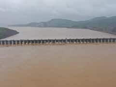 Polavaram Floods : పోలవరం ప్రాజెక్టు గేట్ల ద్వారా దిగువకు నీరు - తొలి సారి ఆపరేట్ చేసిన అధికారులు