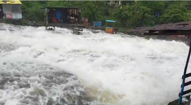 वर्षा पर्यटनासाठी भुशी डॅम हे पर्यटकांचं सर्वात आवडीचं ठिकाण आहे.