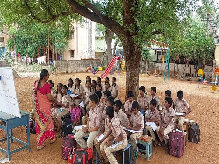 thiruvarur near school building damage problem திருவாரூர்: மரத்தடியில் வகுப்பறை.... மழை வந்தால் தலையில் புத்தகத்தை கவிழ்த்தபடி ஒட்டமெடுக்கும் மாணவர்கள்..!