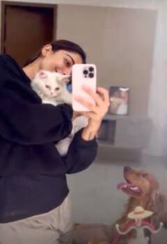 Rashmika Mandanna Pics: ये किसके साथ सेल्फी लेती नजर आईं 'पुष्पा' फेम रश्मिका मंदाना, क्यूट फोटो हो रही वायरल