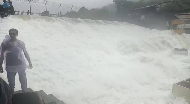 भुशी धरण इतकं ओसंडून वाहतंय की पायऱ्याही दिसेनाशा झाल्या आहेत