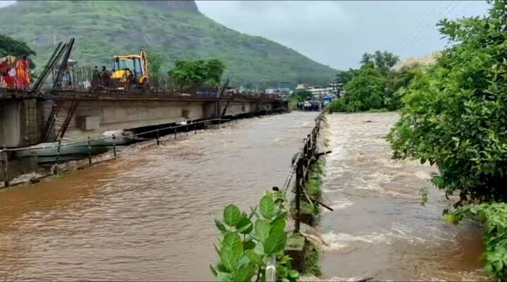 आज सकाळपासून झालेल्या पावसामुळे दुपारी एक वाजल्यापासून पुलावरील वाहतूक बंद करण्यात आली आहे. यामुळे, खोपोली आणि रोहा - नागोठणेकडे जाणारी वाहतूक बंद करण्यात आली आहे.