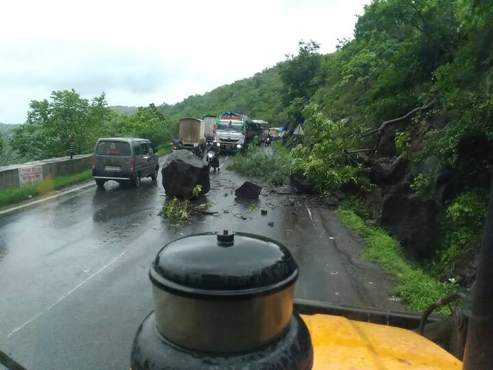 कात्रज घाटात दरड कोसळल्याची घटना दुपारी घडली.