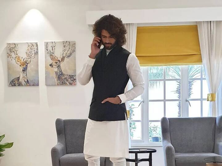 ਉਨ੍ਹਾਂ ਦੀ ਮਨਪਸੰਦ ਕਾਰ ਬਾਰੇ ਗੱਲ ਕਰੀਏ ਤਾ ਵਿਜੇ ਦੇਵਰਕੋਂਡਾ ਕੋਲ ਇੱਕ ਫੋਰਡ ਮਸਟੈਂਗ ਹੈ ਅਤੇ ਇਸਨੂੰ ਹਾਲ ਹੀ ਵਿੱਚ ਉਸਦੇ ਗੈਰੇਜ ਵਿੱਚ ਜੋੜਿਆ ਗਿਆ ਸੀ। ਇਸ ਦੀ ਕੀਮਤ 75 ਲੱਖ ਰੁਪਏ ਹੈ। ਇਸ ਤੋਂ ਇਲਾਵਾ, ਅਦਾਕਾਰ ਕੋਲ ਇੱਕ ਮਹਿੰਗੀ ਕਾਰ ਵਿੱਚ ਵੋਲਵੋ XC 90 ਹੈ। ਇਸ ਦੀ ਕੀਮਤ 85 ਲੱਖ ਰੁਪਏ ਦੱਸੀ ਜਾ ਰਹੀ ਹੈ।
