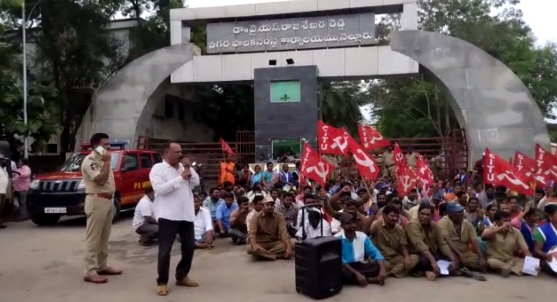 AP Municipal Workers protest: ఏపీలో పేరుకుపోతున్న చెత్త, తగ్గేదే లేదంటున్న కార్మికులు