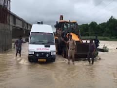 Rain affect: గర్భిణీ కోసం పోలీసుల సాహసం.. జేసీబీ అడ్డుగా పెట్టి మరీ అంబులెన్స్ తరలింపు!