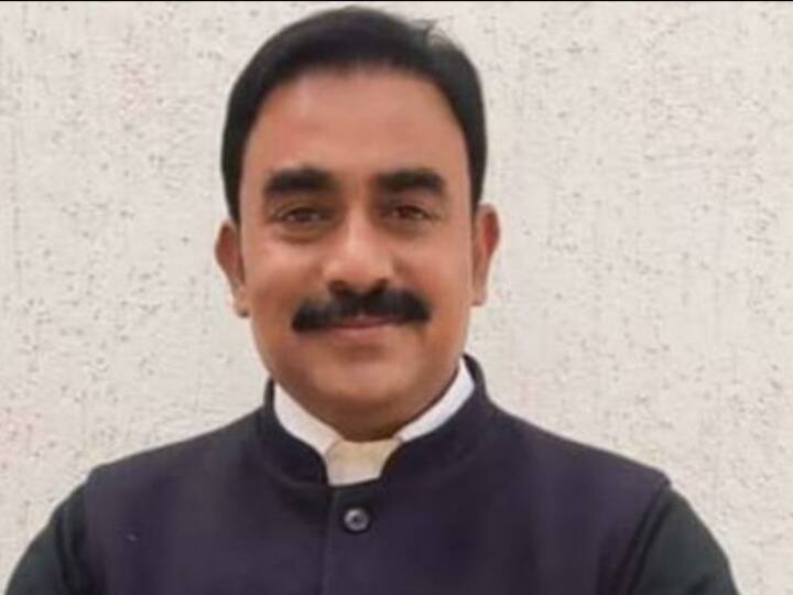 MP Urban Body Elections 2022: कांग्रेस प्रत्याशी की जगह बीजेपी से चुनाव लड़े रहे भाई का प्रचार करने पर गिरी गाज, पार्टी ने की यह कार्रवाई Sagar Acting District President campaigning brother instead Congress candidate expelled MP News ANN MP Urban Body Elections 2022: कांग्रेस प्रत्याशी की जगह बीजेपी से चुनाव लड़े रहे भाई का प्रचार करने पर गिरी गाज, पार्टी ने की यह कार्रवाई