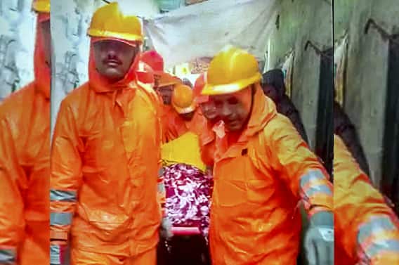 Vasai Landslide: महाराष्ट्र के पालघर जिले के वसई में भूस्खलन, पिता-पुत्री की मौत, सामने आई हादसे की ऐसी तस्वीरें