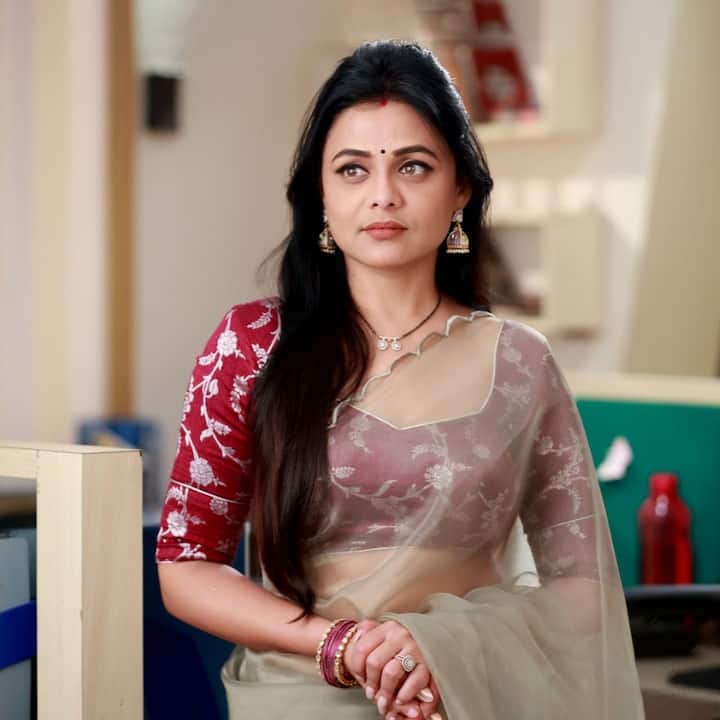 कधी ती पारंपारिक वेशात, अर्थात साडीत नटते, तर कधी वेस्टर्न आउटफिटमध्ये आपल्या बोल्ड अदांनी प्रेक्षकांना घायाळ करते.(Photo : @prarthana.behere/IG)