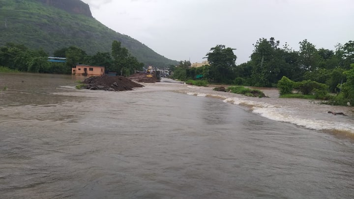 खालापूर तालुक्यातील पाताळगंगा नदीने इशारा पातळी ओलांडली आहे.