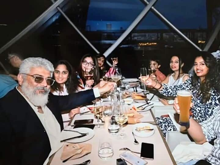 Ajith Kumar Saying Cheers in Paris Dinner with Family Photos Going Viral Ajith AK : Paris-இல் ஒரு சியர்ஸ்.. சர்ப்ரைஸ் கொடுத்த அஜித்.. குடும்பத்தோடு டின்னர்… வைரலாகும் புகைப்படங்கள்..