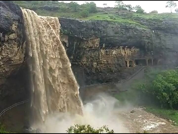 औरंगाबाद जवळील जगप्रसिद्ध वेरूळ लेणी परिसरातही पावसाते हजेरी लावली आहे.