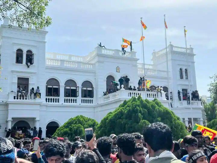 Sri Lanka Crisis-Protesters have stormed the Prime Minister's Office today Sri Lanka Crisis: श्रीलंकेत परिस्थिती आणखी बिघडली, आंदोलनकर्त्यांनी पंतप्रधान कार्यालयावर केला कब्जा