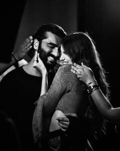 Arjun Kapoor ने Tara Sutaria संग शेयर कर दी ऐसी तस्वीरें, रोमांटिक केमिस्ट्री देख Malaika Arora को हो सकती है जलन