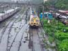 Mumbai Local Updates : पावसाचा जोर वाढला, लोकलचा वेग मंदावला; मध्य, हार्बर उशीरानं, पश्चिम रेल्वे सुरळीत