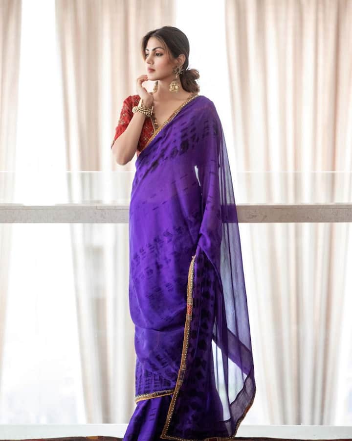 పదేళ్ల క్రితం 'తూనీగ తూనీగ' సినిమా తో టాలీవుడ్ కి ఎంట్రీ ఇచ్చిన రియా చక్రవర్తి మెల్లమెల్లగా బాలీవుడ్ లో జెండా పాతేసింది. ఇండస్ట్రీలో బిజీ అవుతున్న సమయంలో  హీరో సుశాంత్ సింగ్ రాజ్ పూత్ విషయంలో వివాదాస్పదం అవ్వడంతో కెరీర్ లో కష్టాలు మొదలు అయ్యాయి.