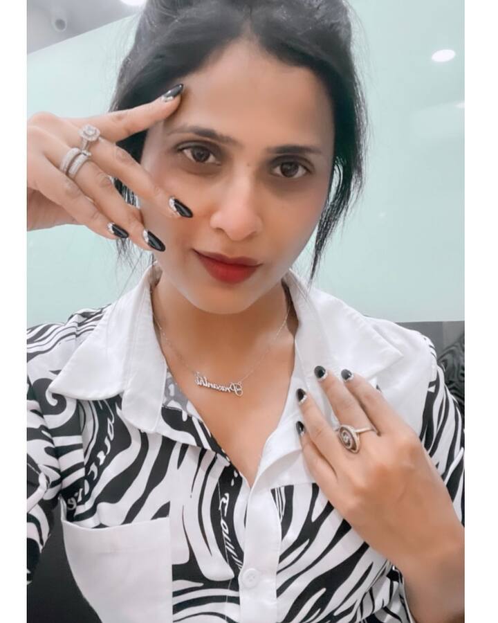 యాంకర్గా కెరీర్ స్టార్ట్ చేసిన ప్రశాంతి బడా స్టార్స్ ని ఇంటర్యూ చేసింది. 'అనగనగా అలా జరిగింది', 'ఎఫైర్', 'లైన్' సినిమాల్లో నటించిన ప్రశాంతి టీవీ సీరియల్స్లో విలన్ రోల్స్ లో తనకుంటూ ప్రత్యేక గుర్తింపు తెచ్చుకుంది.