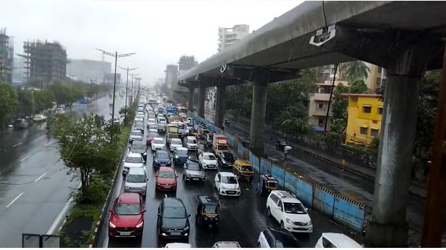 Mumbai Traffic Jam : पाऊस आणि खड्ड्यांमुळे मुंबईचा वेग मंदावला, पश्चिम द्रुतगती महामार्गावर खड्ड्यांचं साम्राज्य