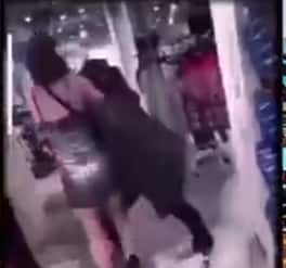 Two girls scurrying like wild cats in front of everyone in the mall, tearing each other's clothes, Video Viral ਮਾਲ 'ਚ ਸਾਰਿਆਂ ਸਾਹਮਣੇ ਜੰਗਲੀ ਬਿੱਲੀਆਂ ਵਾਂਗ ਭਿੜੀਆਂ ਦੋ ਕੁੜੀਆਂ, ਪਾੜੇ ਇੱਕ-ਦੂਜੇ ਦੇ ਕੱਪੜੇ, Video Viral