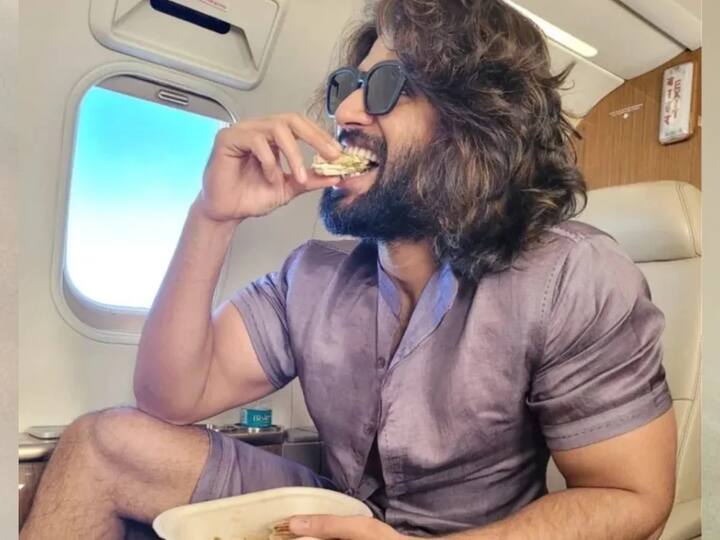 ਫਿਲਮਾਂ ਤੋਂ ਇਲਾਵਾ ਵਿਜੇ ਦੇਵਰਕੋਂਡਾ ਇੱਕ ਬਿਜ਼ਨੈੱਸਮੈਨ ਵੀ ਹਨ। ਉਹ ਦੱਖਣ ਦਾ ਇਕਲੌਤਾ ਅਭਿਨੇਤਾ ਹੈ ਜੋ ਮਿੰਤਰਾ ਨਾਲ ਕੰਮ ਕਰ ਰਿਹਾ ਹੈ ਅਤੇ ਉਸਨੇ ਆਪਣੀ ਲਾਈਨ ਰਾਉਡੀ ਕਲੱਬ ਦੀ ਸ਼ੁਰੂਆਤ ਕੀਤੀ ਹੈ।
