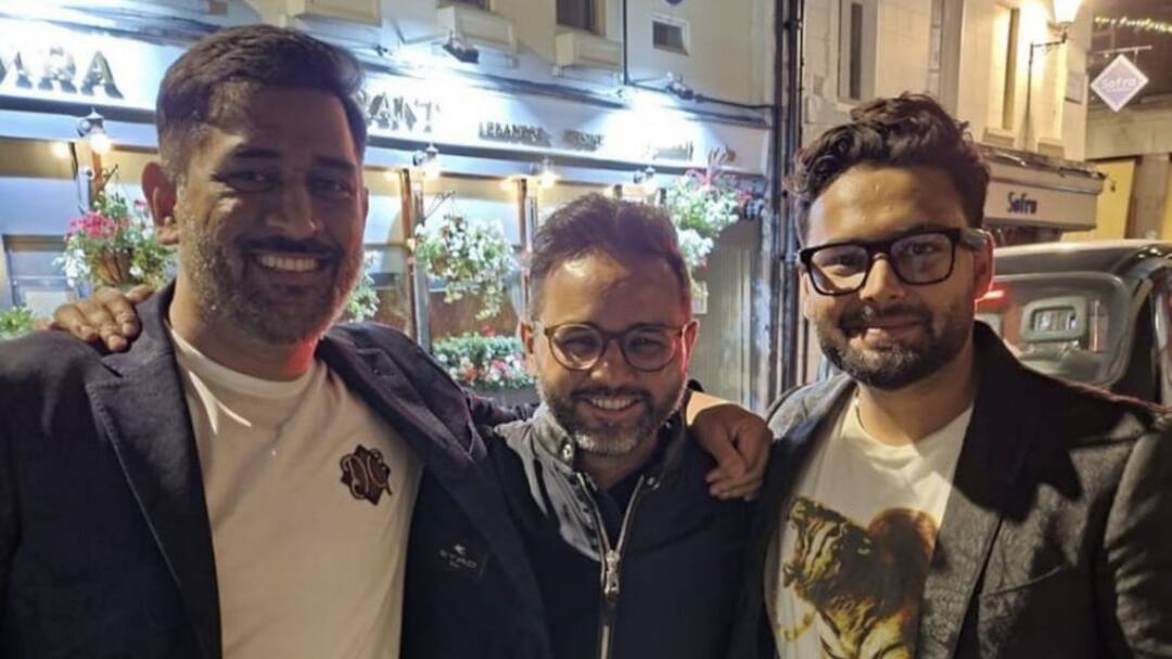 MS Dhoni spotted with Rishabh Pant and Parthiv Patel in UK streets MS Dhoni: লন্ডনের রাস্তায় কিংবদন্তির সঙ্গে দেখা গেল পন্থকে, ছবি ভাইরাল