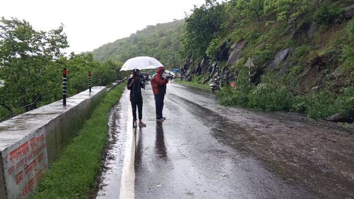 कात्रज बोगद्यापासून काही अंतरावर दरड कोसळल्याची घटना दुपारी एकच्या सुमारास घडली.