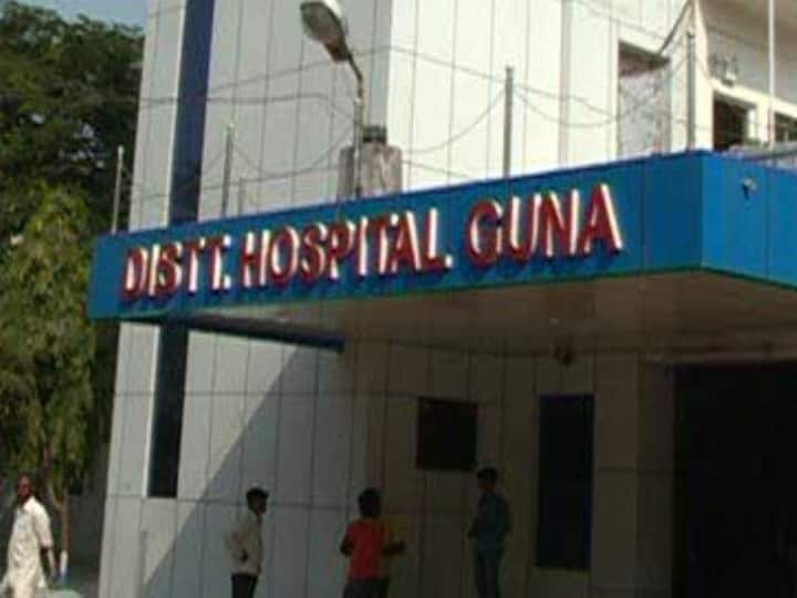 Guna News: शर्मनाक! प्लास्टिक बैन हुआ तो गुना जिला अस्पताल में मरीजों को हाथ पर दिया जा रहा खाना Guna Food being given to patients in hand in district hospital in MP ANN Guna News: शर्मनाक! प्लास्टिक बैन हुआ तो गुना जिला अस्पताल में मरीजों को हाथ पर दिया जा रहा खाना