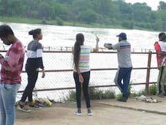 Durg News: भारी बारिश की वजह से उफान पर शिवनाथ नदी, नजारा देखने उमड़ रही लोगों की भीड़, पर्यटक कर रहे जमकर तारीफ