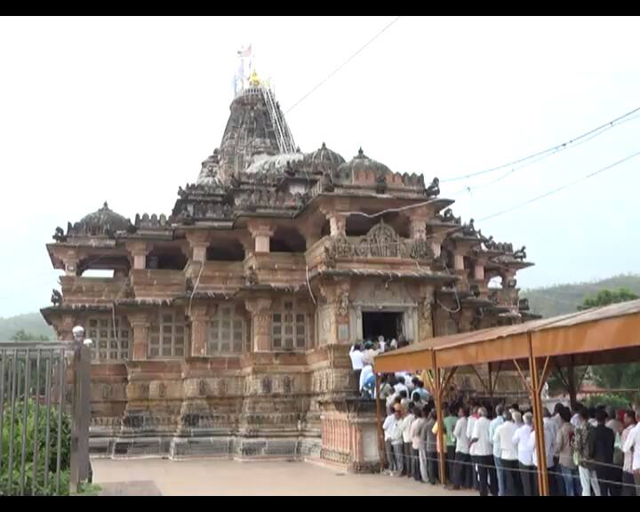 ગુરુ પૂર્ણિમા પ્રસંગે ભગવાન શામળાજીને વિશેષ શણગાર કરાયા હતા.જે શામળીયાના દર્શન કરી ભક્તો ધન્ય બન્યા હતા.